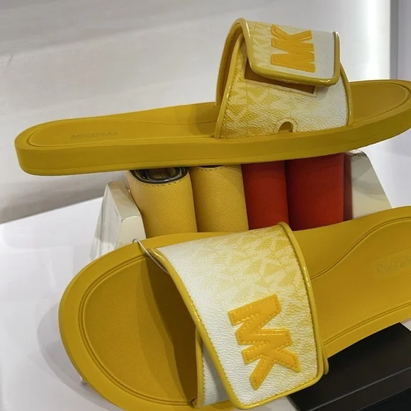 Michael Kors Slide Logo Sandals Palmer Ombré Signature
Daisy Yellow 
NWT - Picture 8 of 16